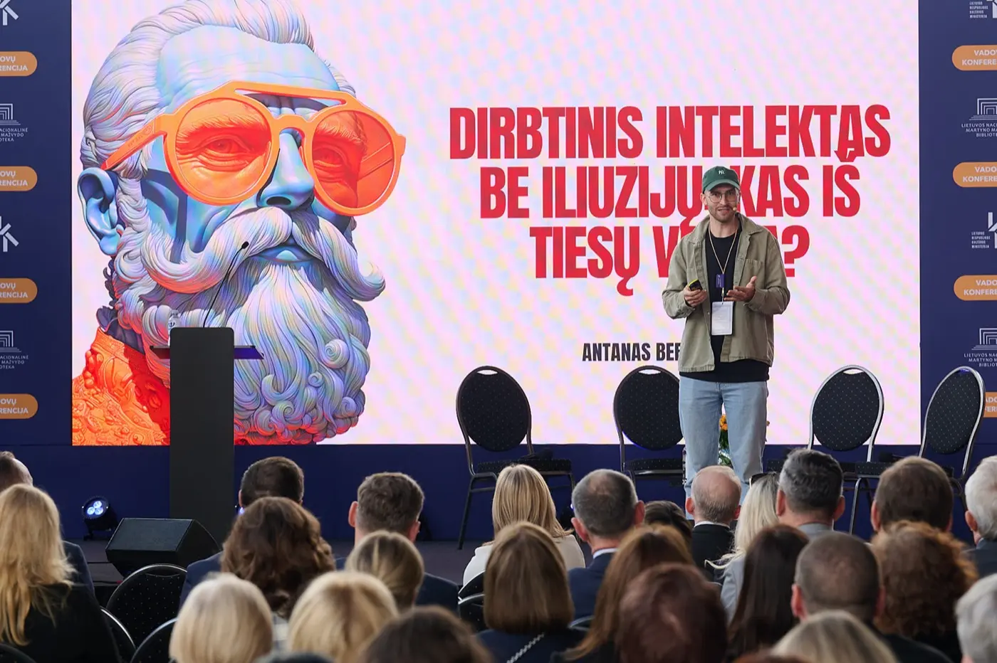 Antanas Bernatonis Vadovų konferencijos scenoje
